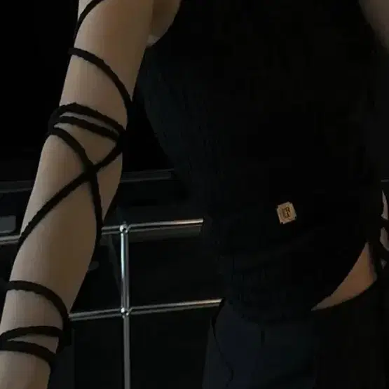 트리밍버드 TIED STRAP SLEEVELESS