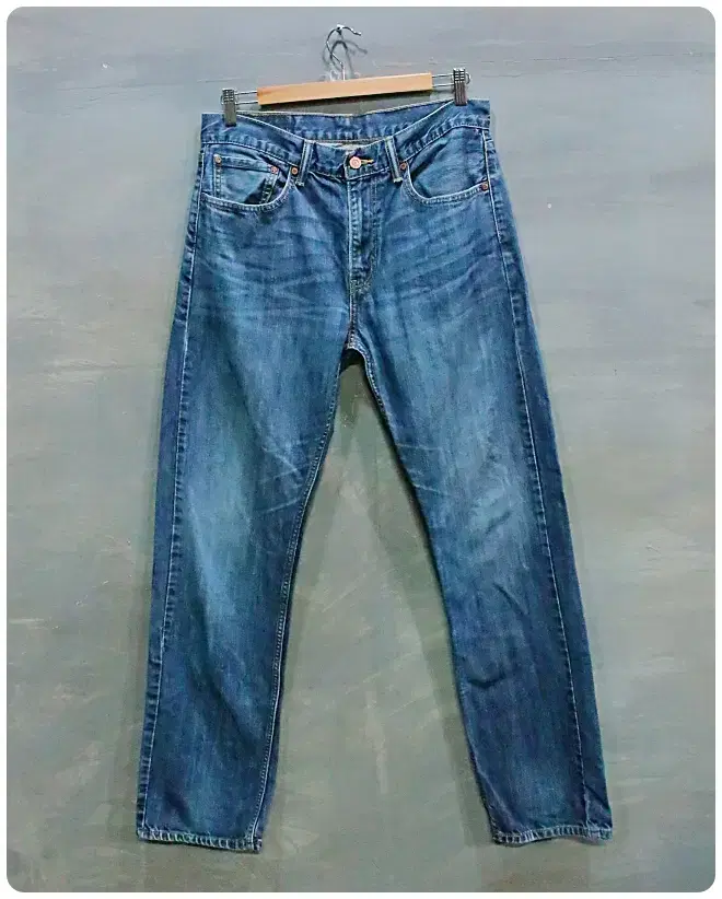 [32] Levi's 505 Regular Straight Denim Pants