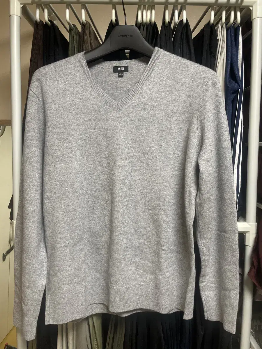 L) Uniqlo Cashmere V-neck Knit Gray