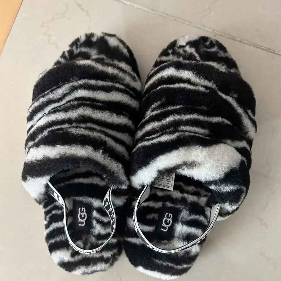 어그 키즈 플러프 예 슬리퍼 지브라 220-230 / UGG Fluff