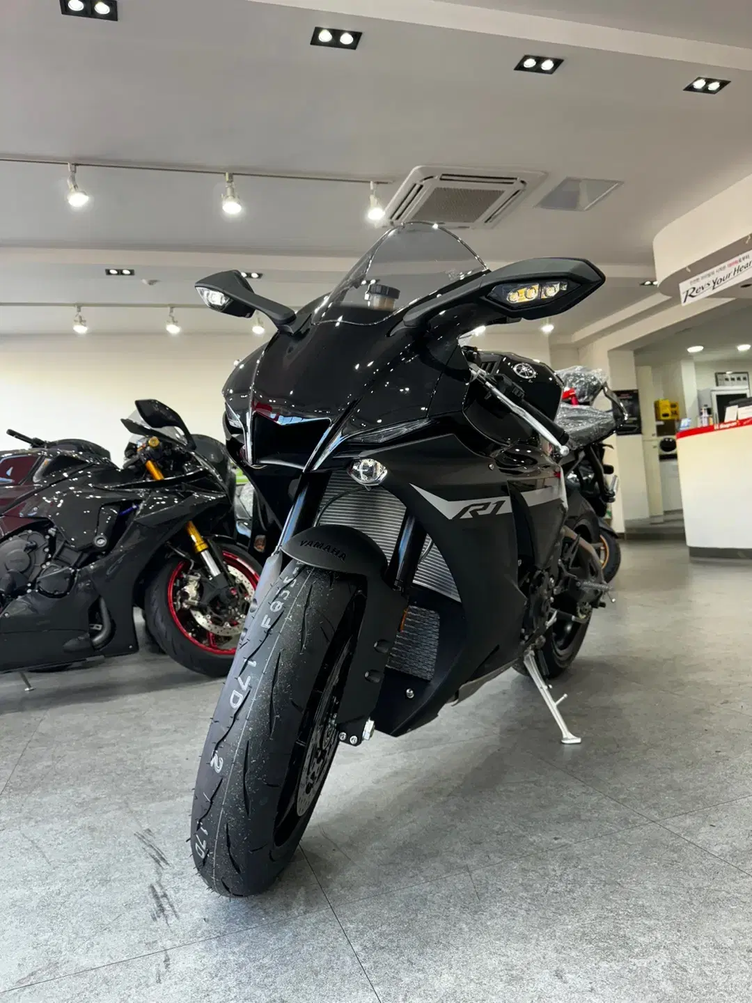 야마하 YZF-R1 블랙 0KM 신차 판매합니다