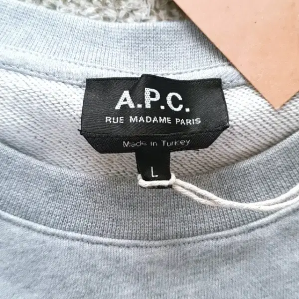 APC 아페쎄 정품 새재품 맨투맨 판매 합니다.