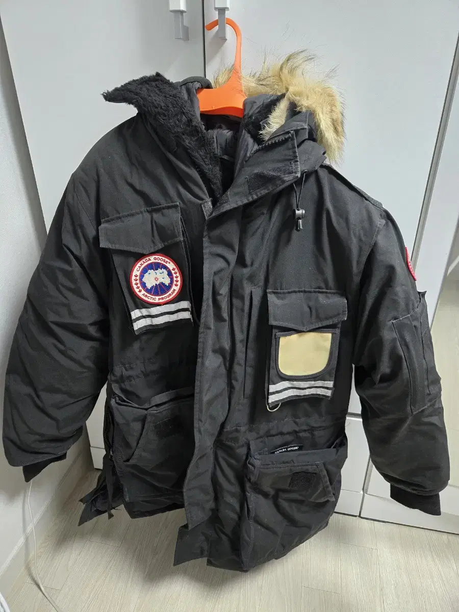 Canada Goose Snowmantra XS sells