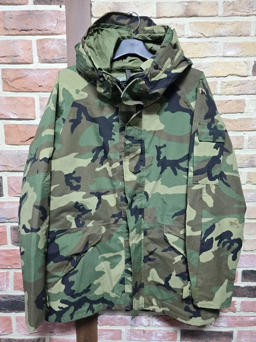 (LARGE) US Army 1st Gen Gore-Tex Windbreaker