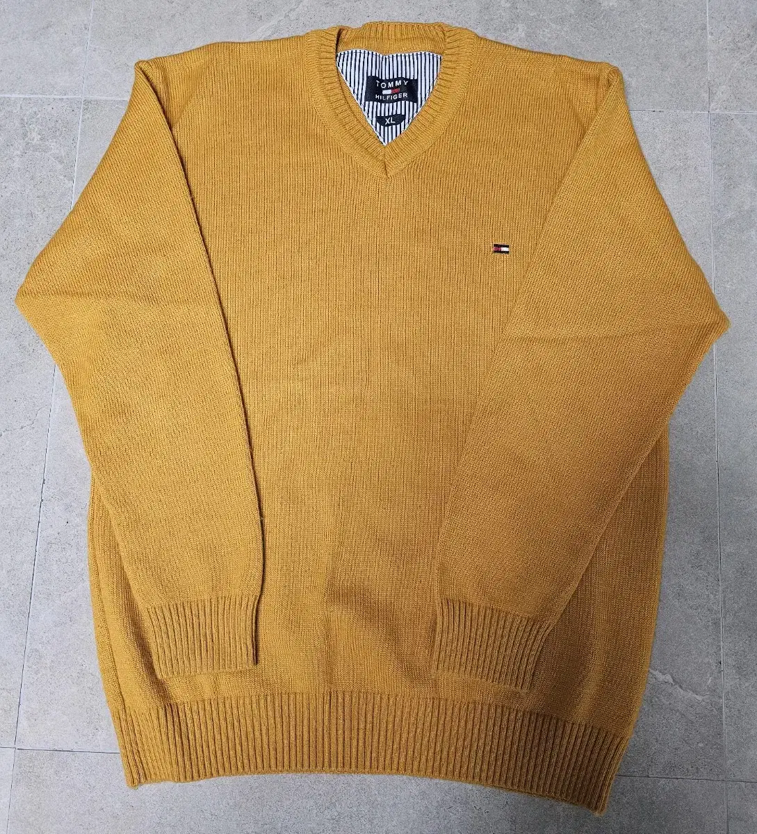 Tommy Men's Round Knit