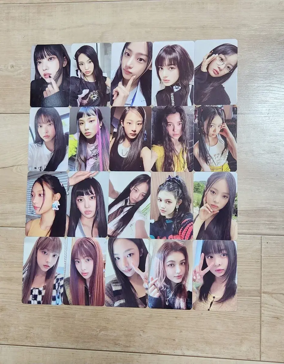 New Jeans Earbook photocard minji hanni haerin danielle hyein