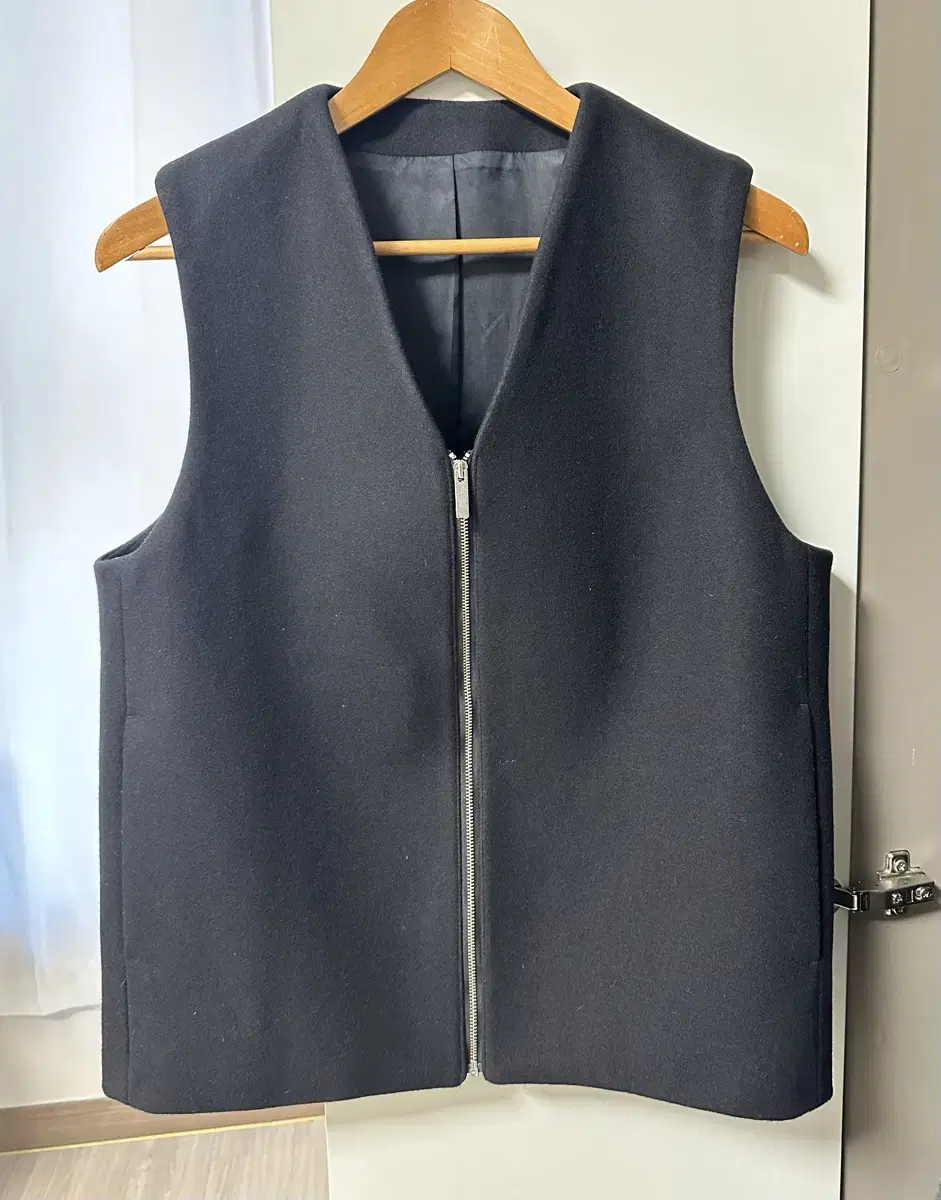 COS Men's Black Wool and Cashmere Vest for Men (S)