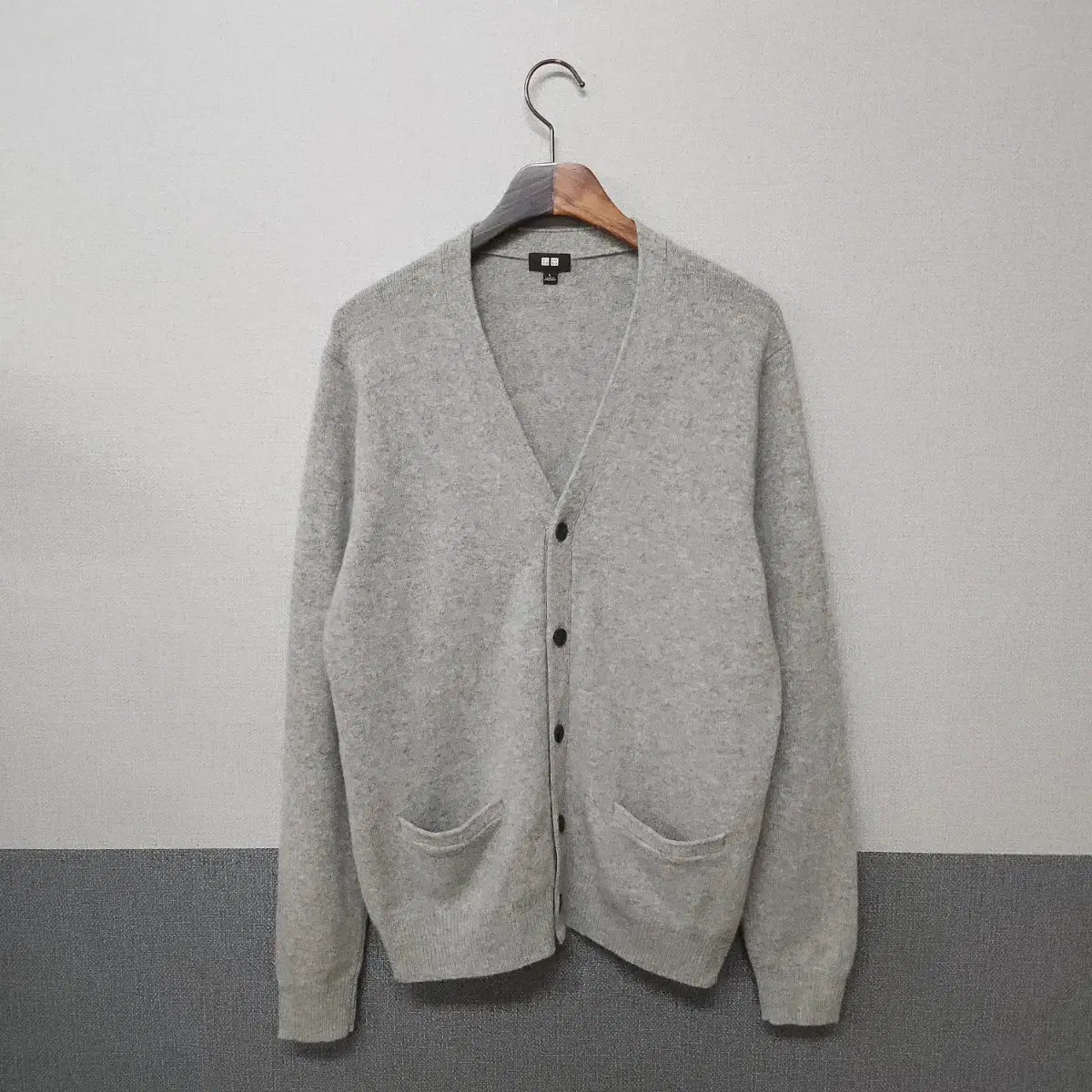 L) Uniqlo Men's Knitted Cardigan 100% Momo