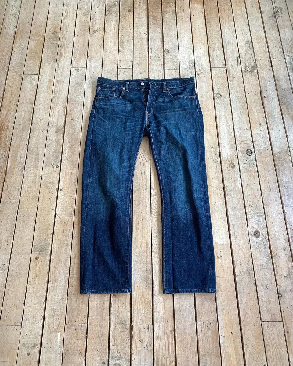 37) Levi's 514 Jin Blue Vintage Distressed Denim Jeans