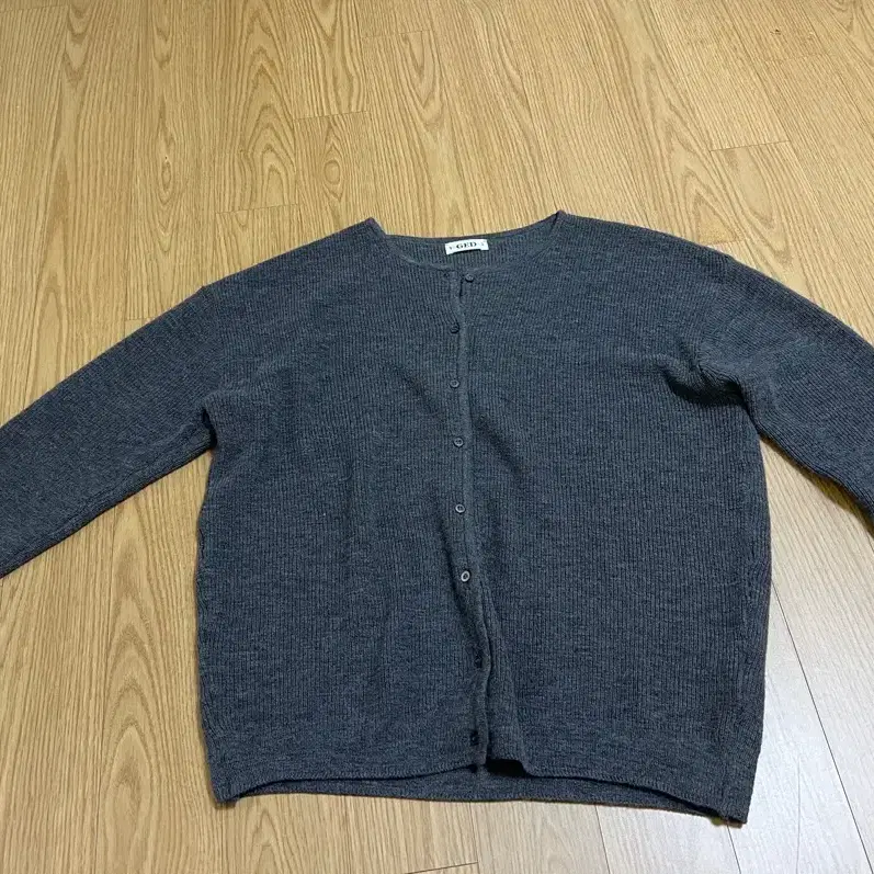 게드 ged ROSIE BUTTON CARDIGAN (그레이)