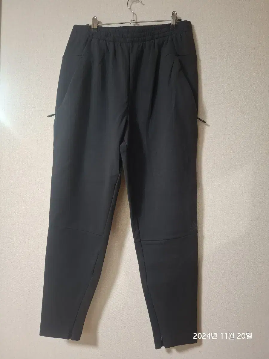 I am selling men's adidas training pants (size L)