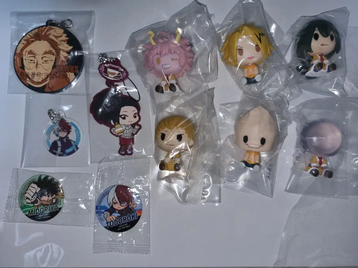 Sells 6 Hiroaka figures and other merchandise bulk 