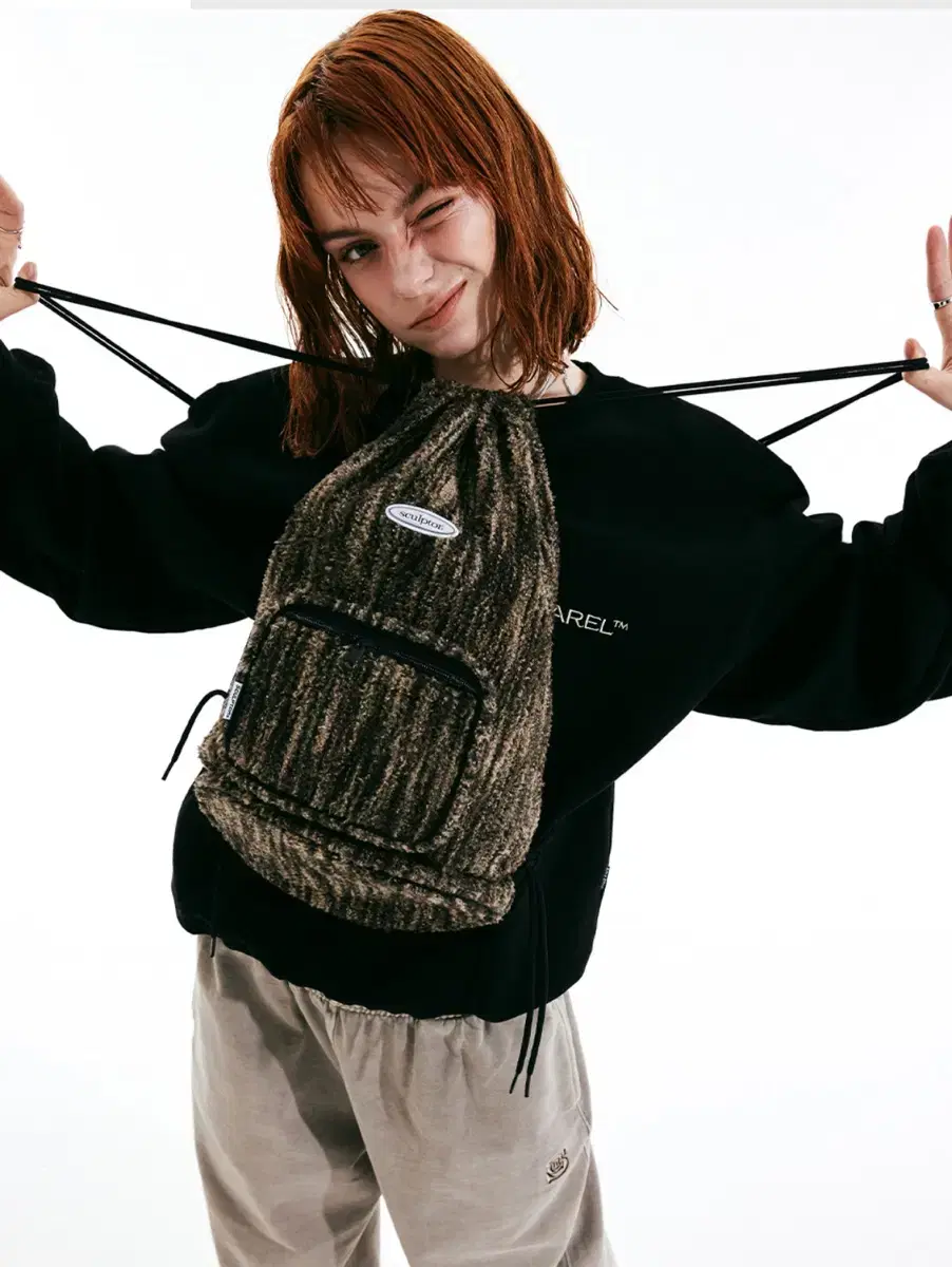 새상품) 스컬프터 Fuzzy Drawstring Bag Khaki 짐색