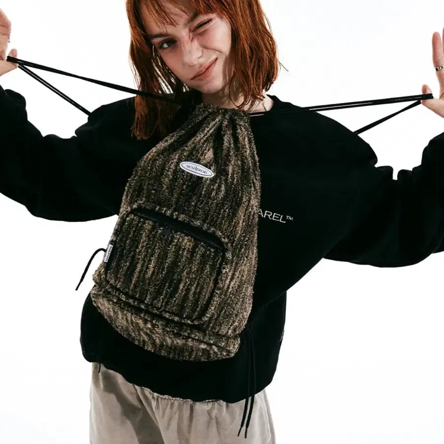 새상품) 스컬프터 Fuzzy Drawstring Bag Khaki 짐색