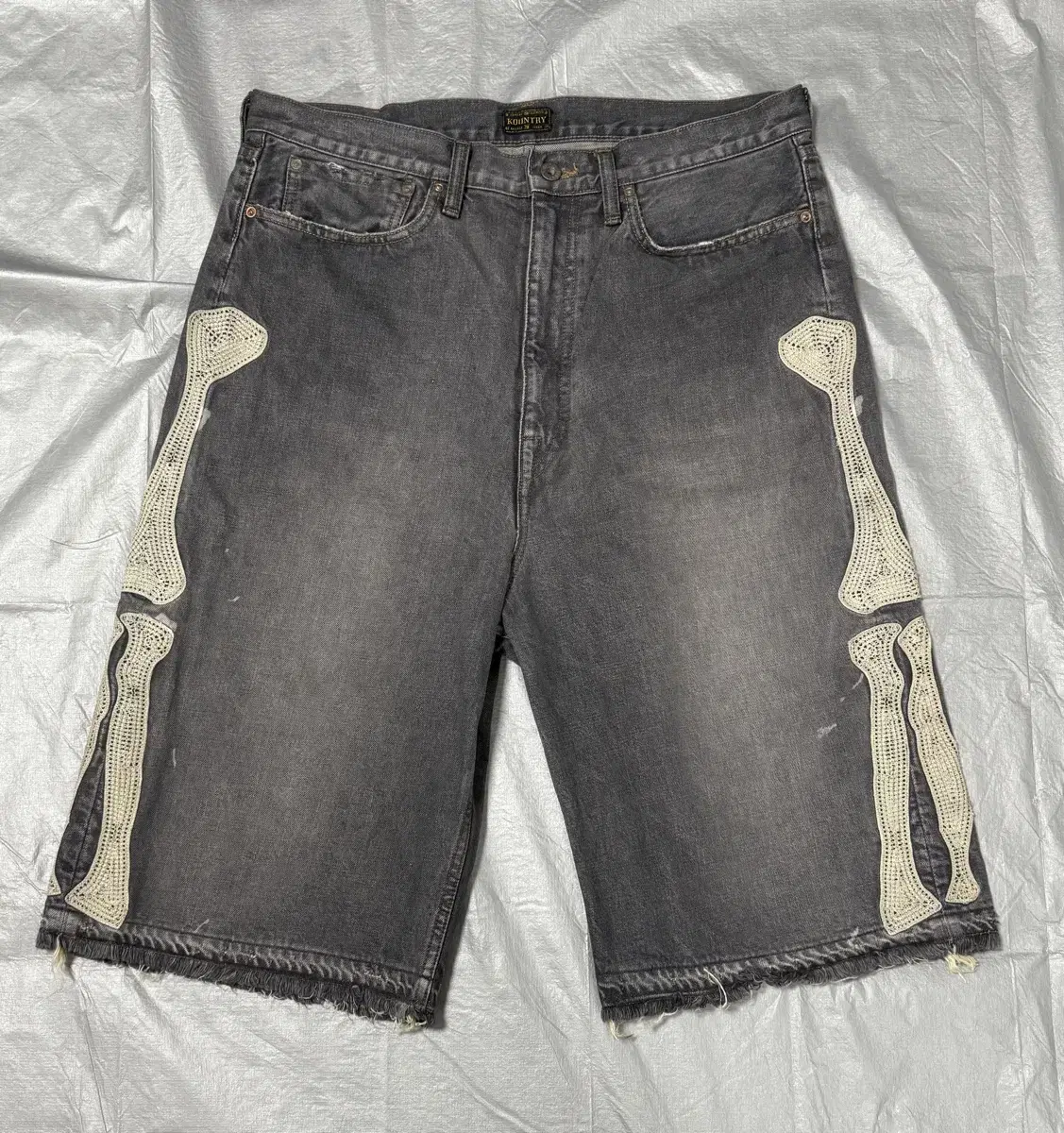 [36] Capitil 14-ounce Bone Denim Shorts