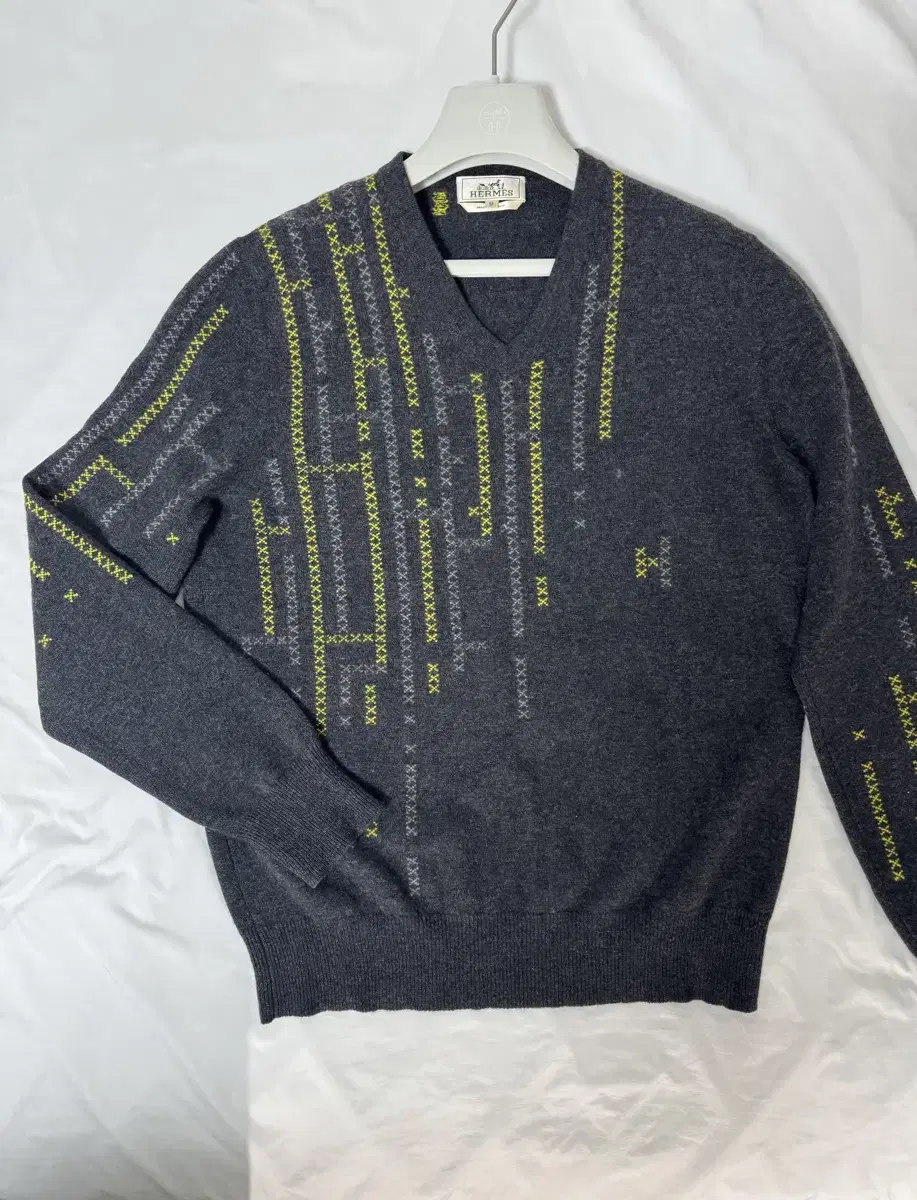 Hermès 100% Cashmere V-Neck Knit