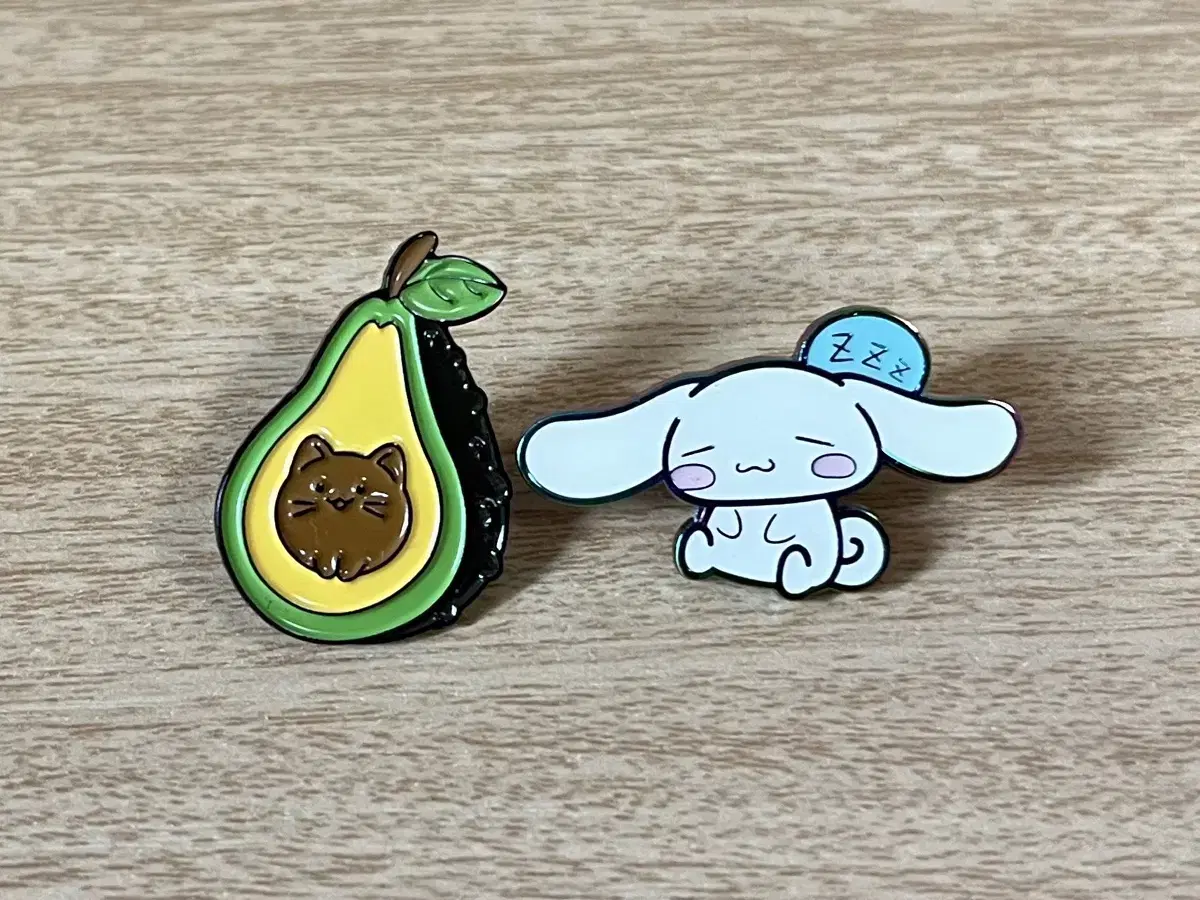 [Bulk] Avocado Cat + Cinnamon Roll Metal Badge