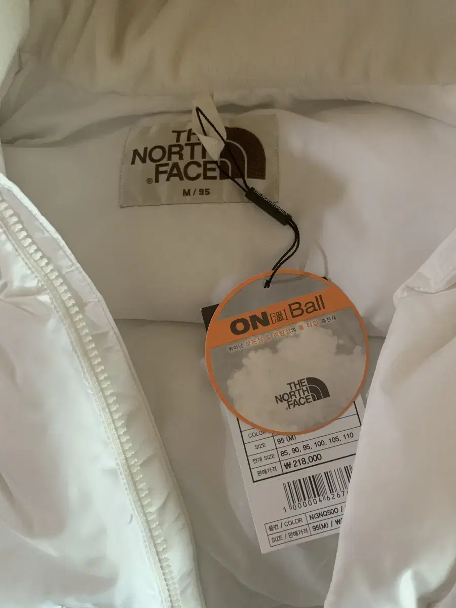 Shipping included)The North Face Riverton White 95M