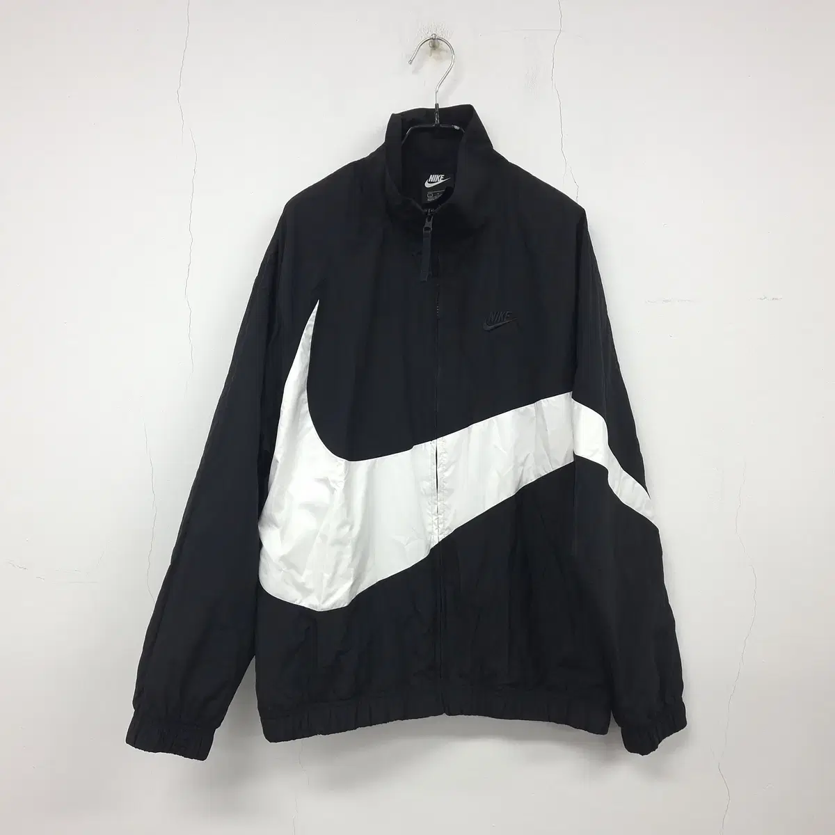 Nike BigSwoosh Woven Windrunner Jacket L 100 Black in great condition