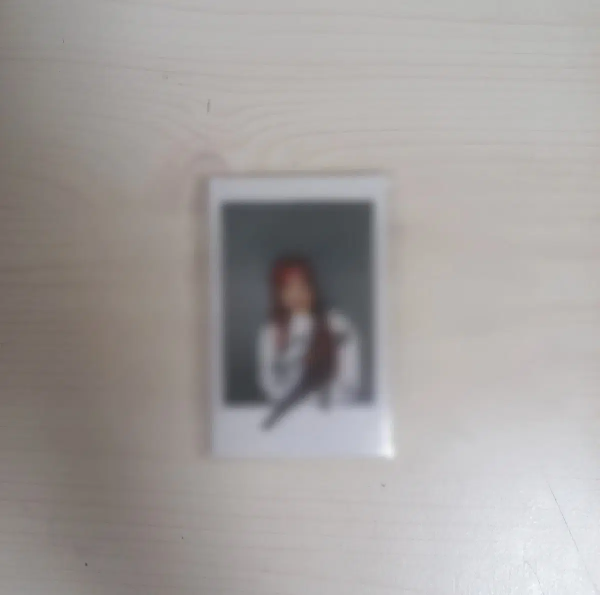 Gidles idle yuqi handwritten sign pola polaroid to sell.