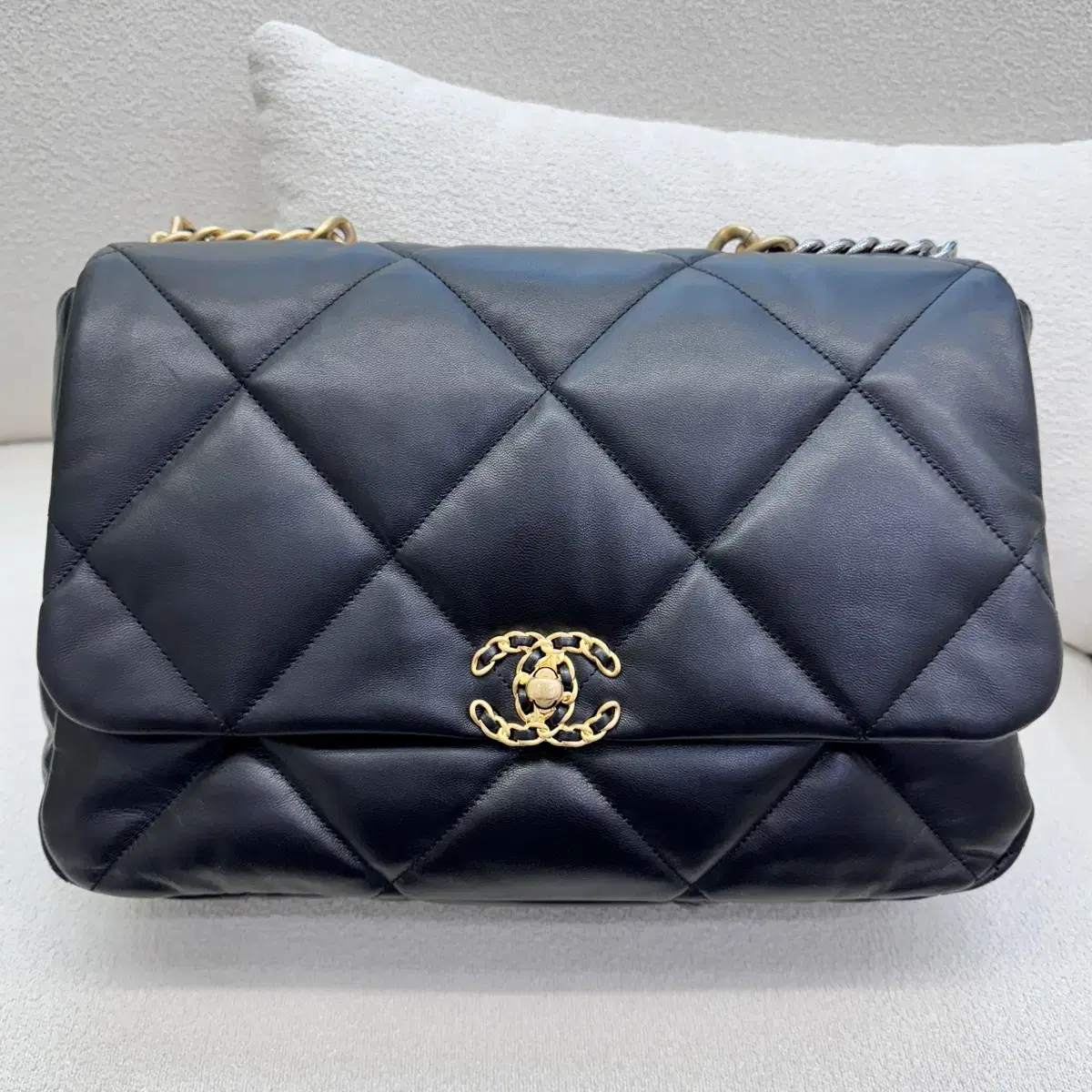 Chanel 19 Bag Maxi (28s min)