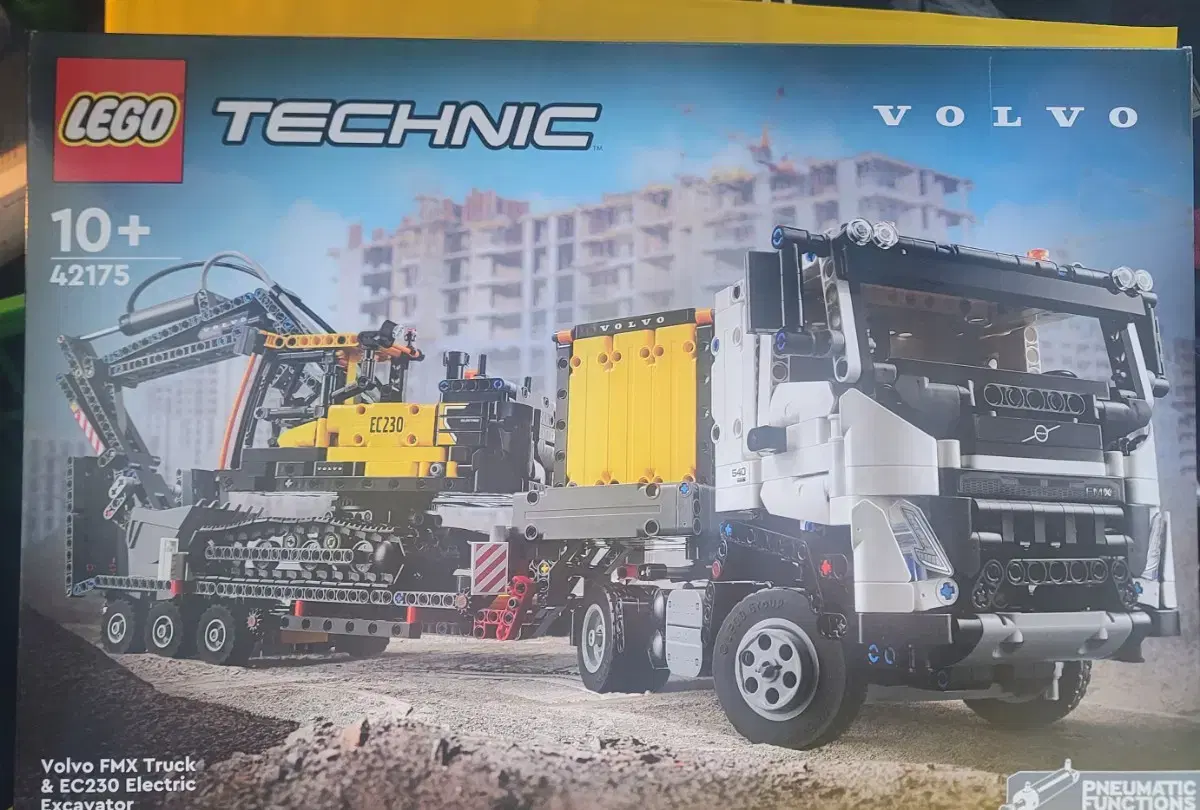 Sells LEGO Technic 42175 Volvo FMX Truck