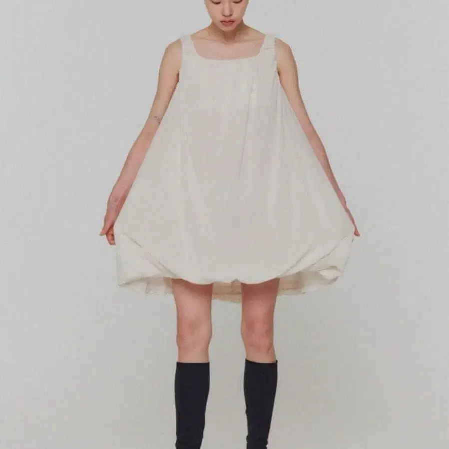 아모멘토 sheer volume mini dress