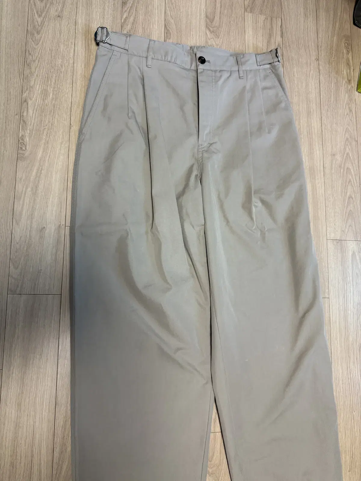 [M] Union Blue One-Tuck Side-Adjustable Chino Pants -Sahara Beige [2 wears]