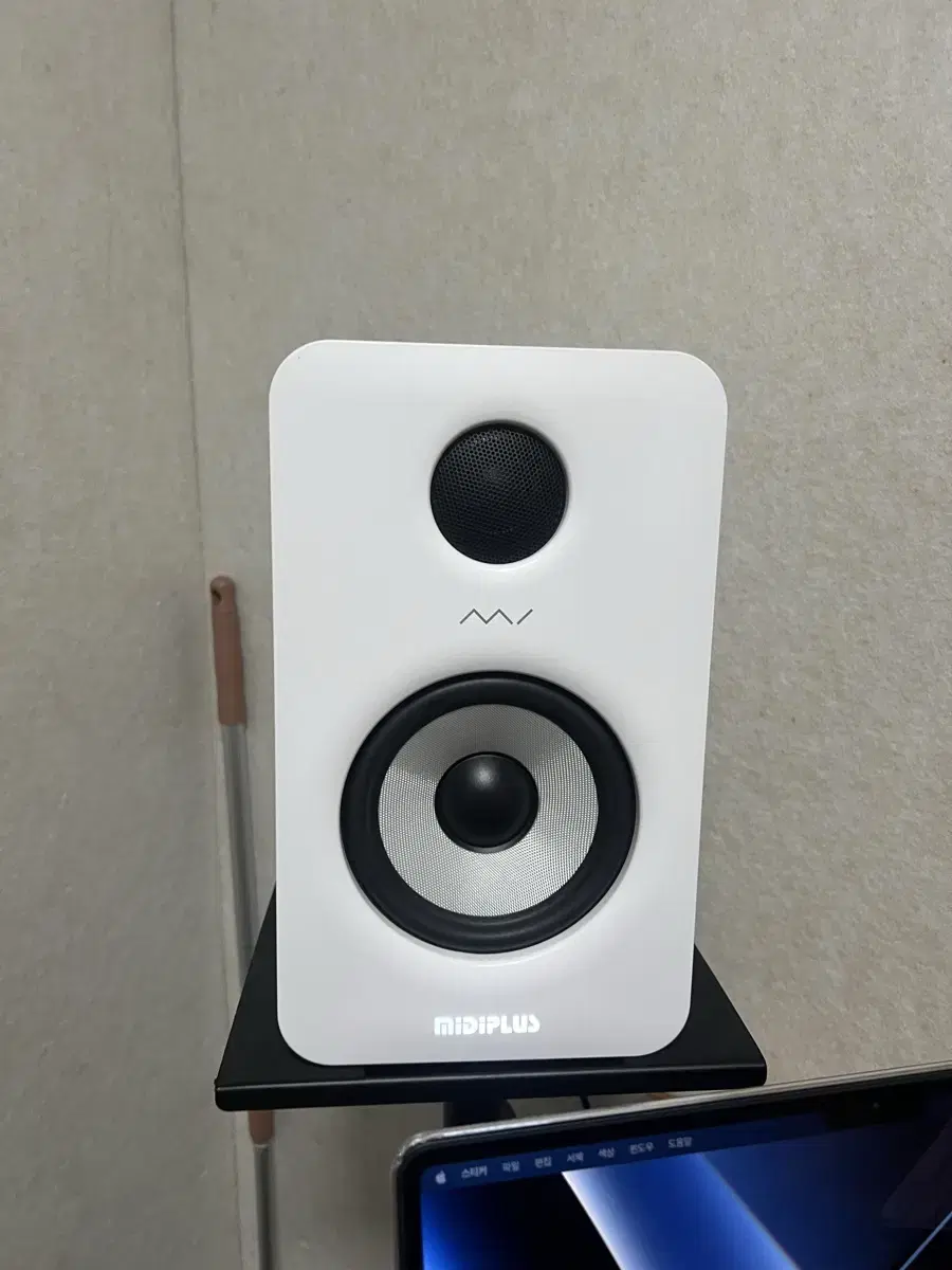 Jo of MidiPlus MI5 5-inch monitoring speakers