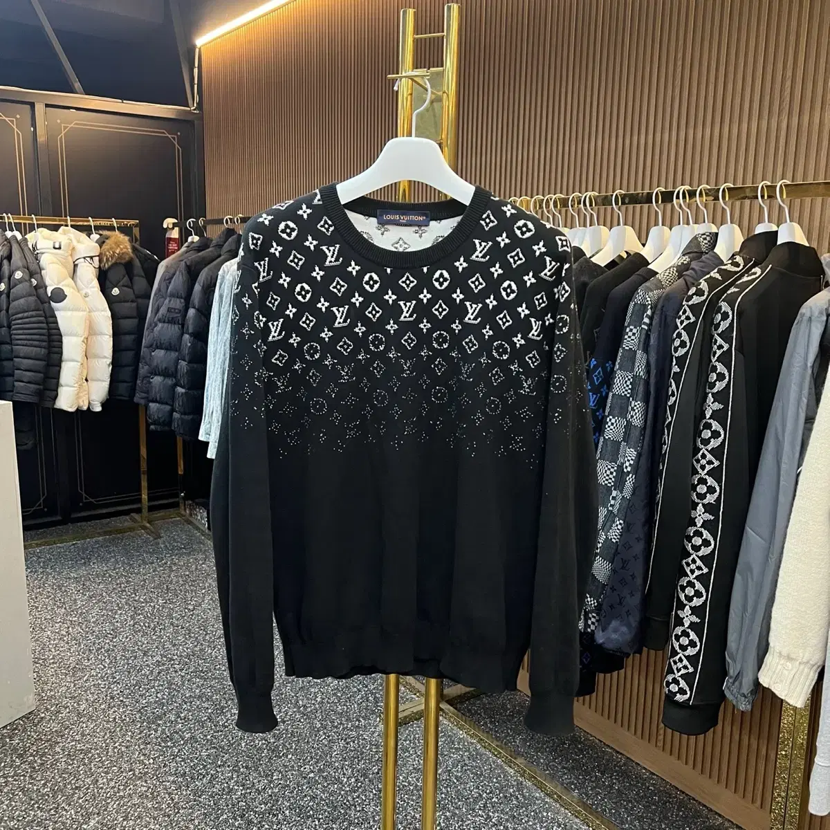 [L] Louis Vuitton's New Gradient Knit.