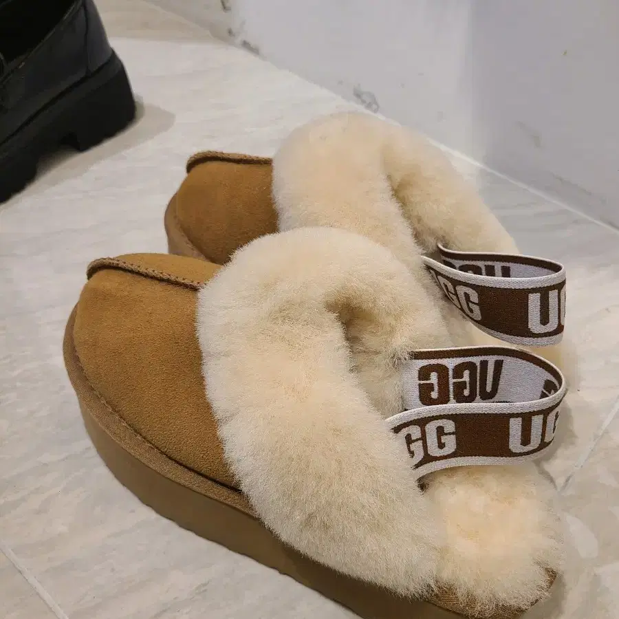 UGG 어그 펀케이트 퍼 뮬 밴딩 샌들