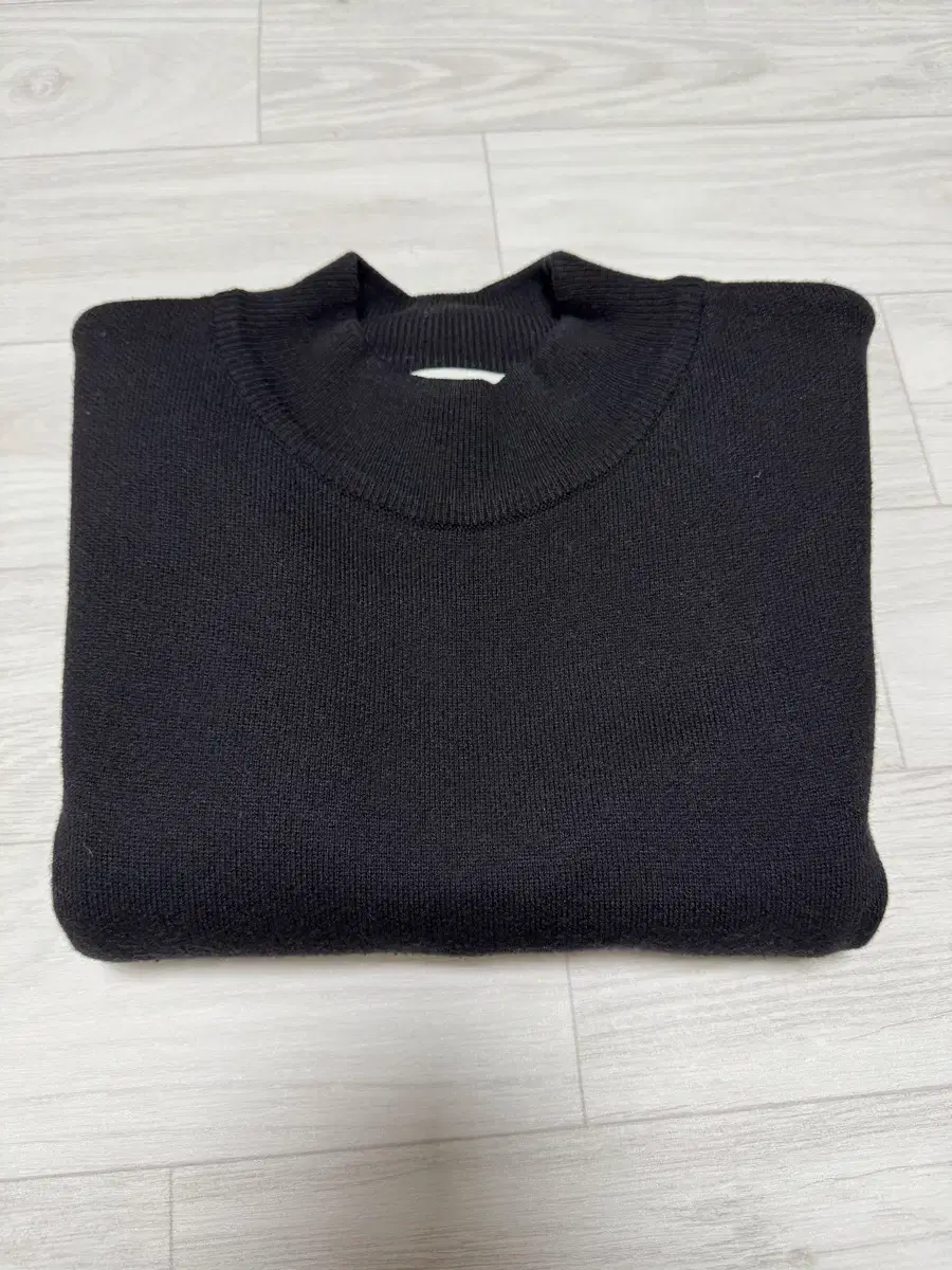 Javanese Wool Mock Neck Black S (100)