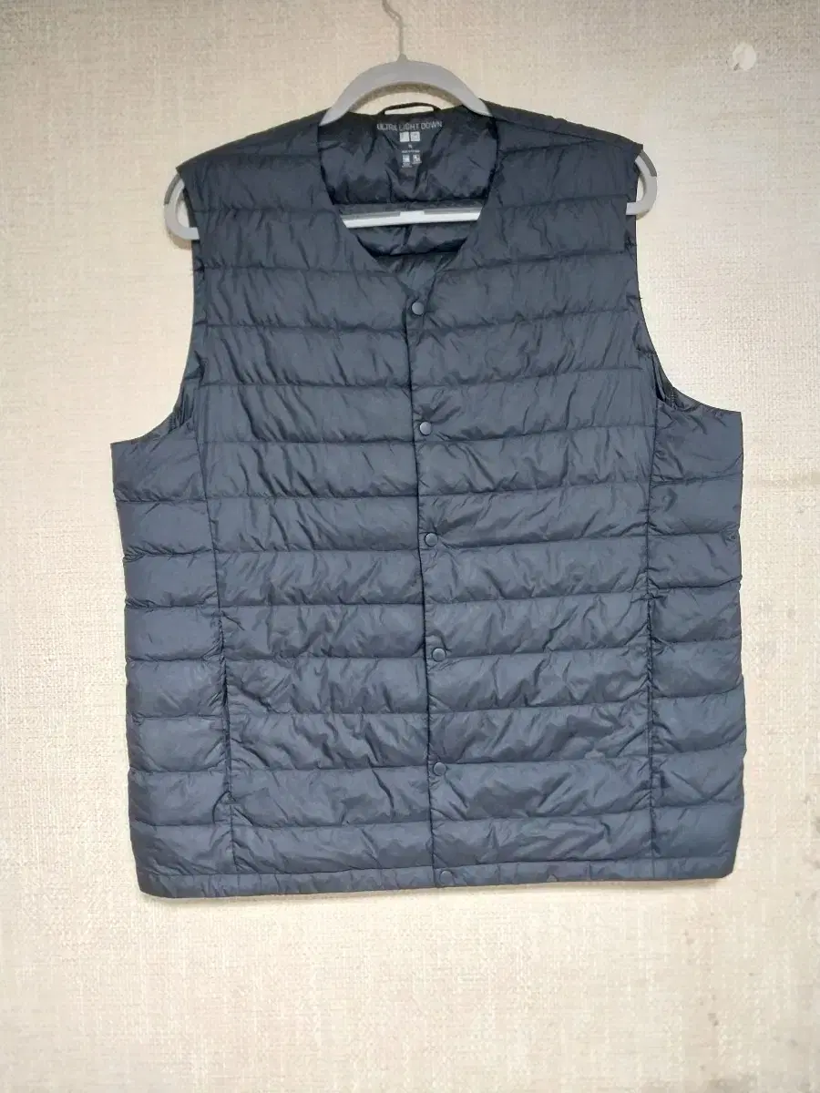 Uniqlo) Lightweight padded vest 105