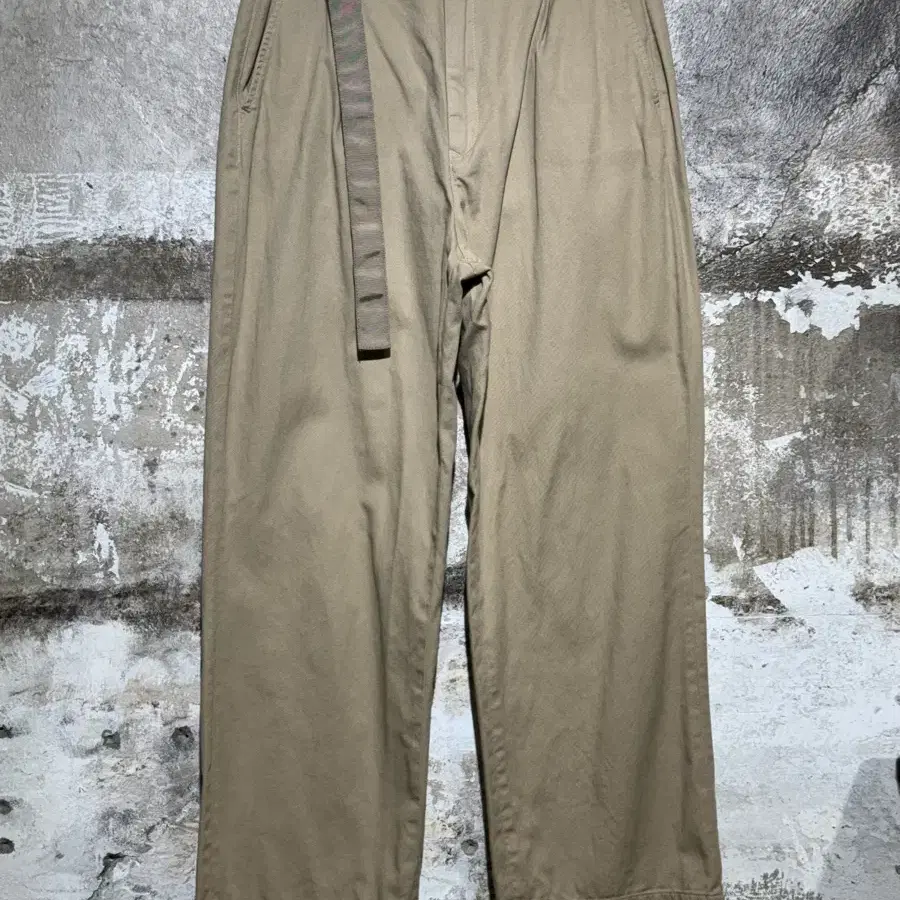 ANTGUAGE Belted One Tuck Chino Pants