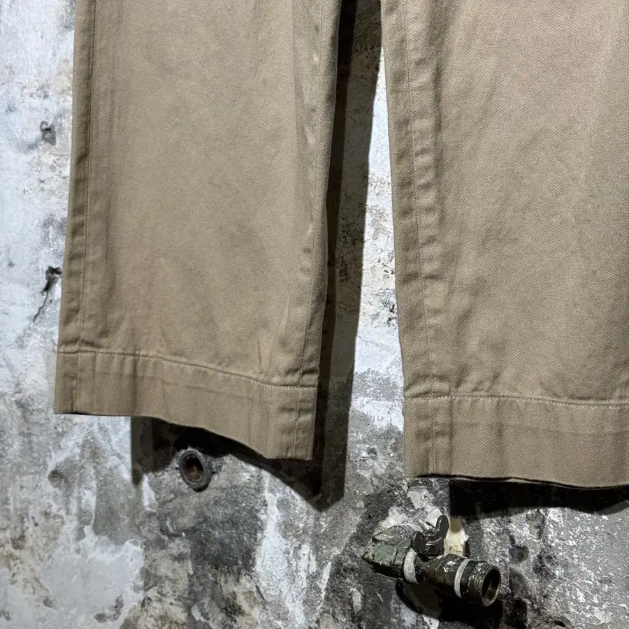 ANTGUAGE Belted One Tuck Chino Pants