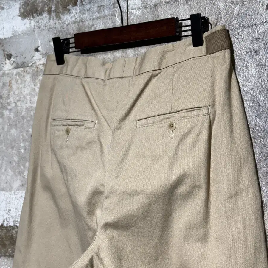 ANTGUAGE Belted One Tuck Chino Pants