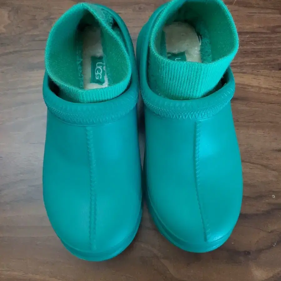 ugg230