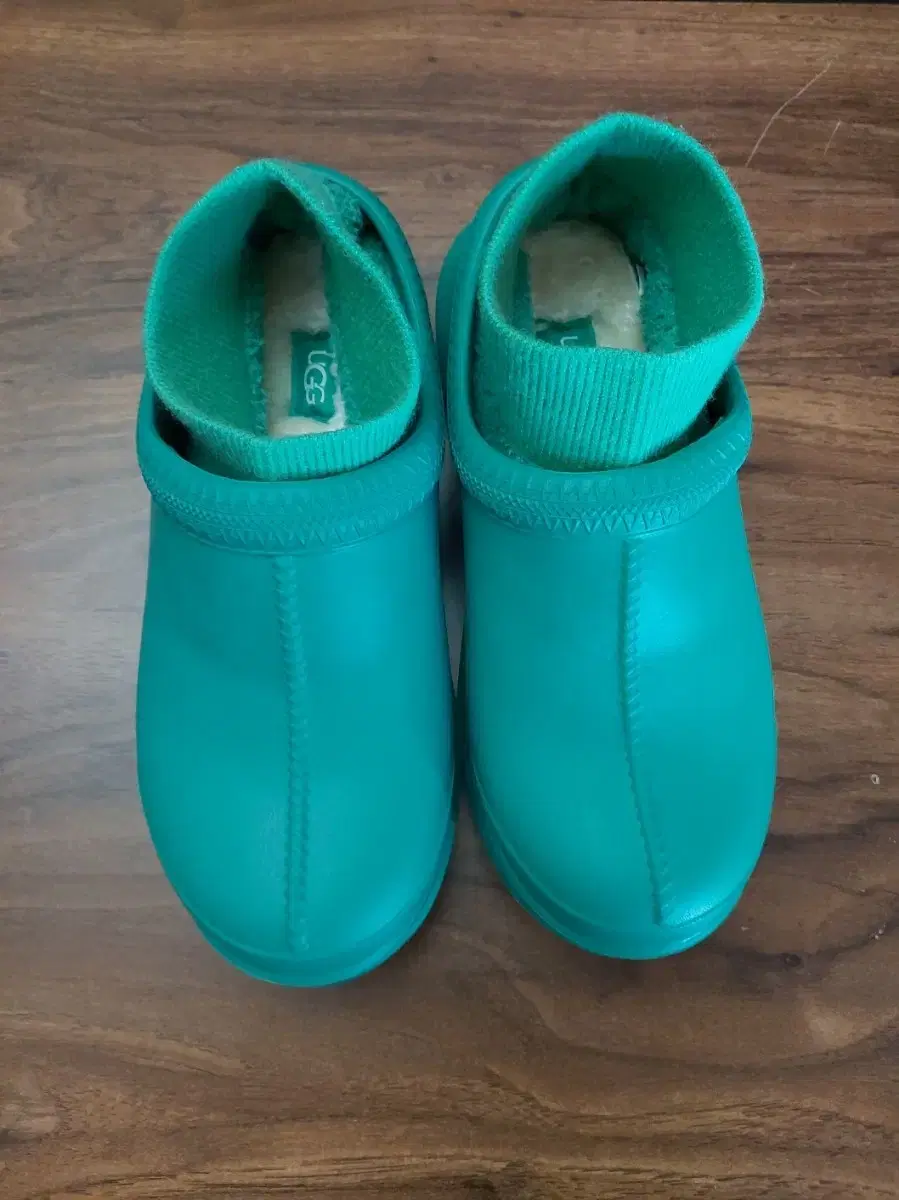 ugg230