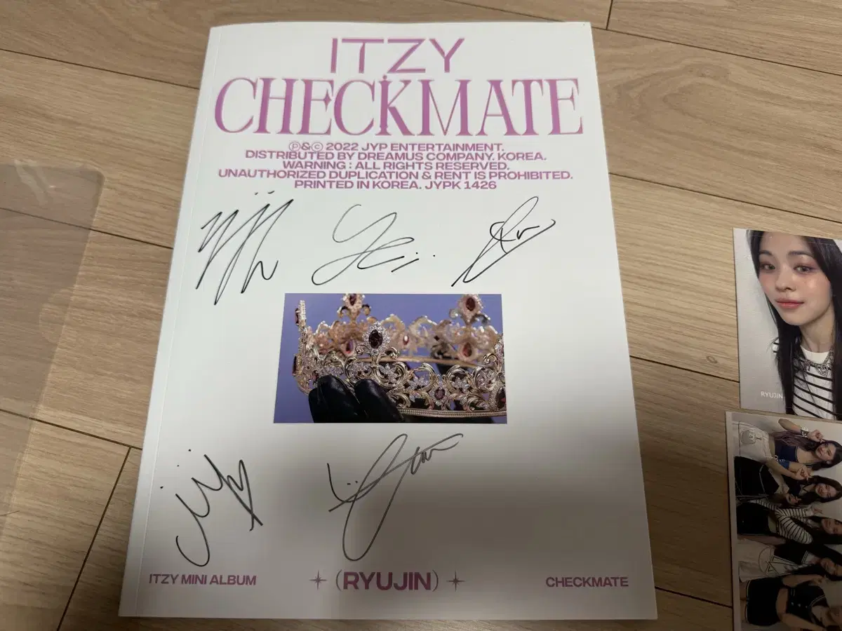 han itzy checkmate shinhan kard photocard with autographed album signature