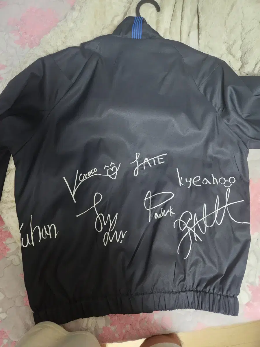 Number of signatures on DRX jerseys