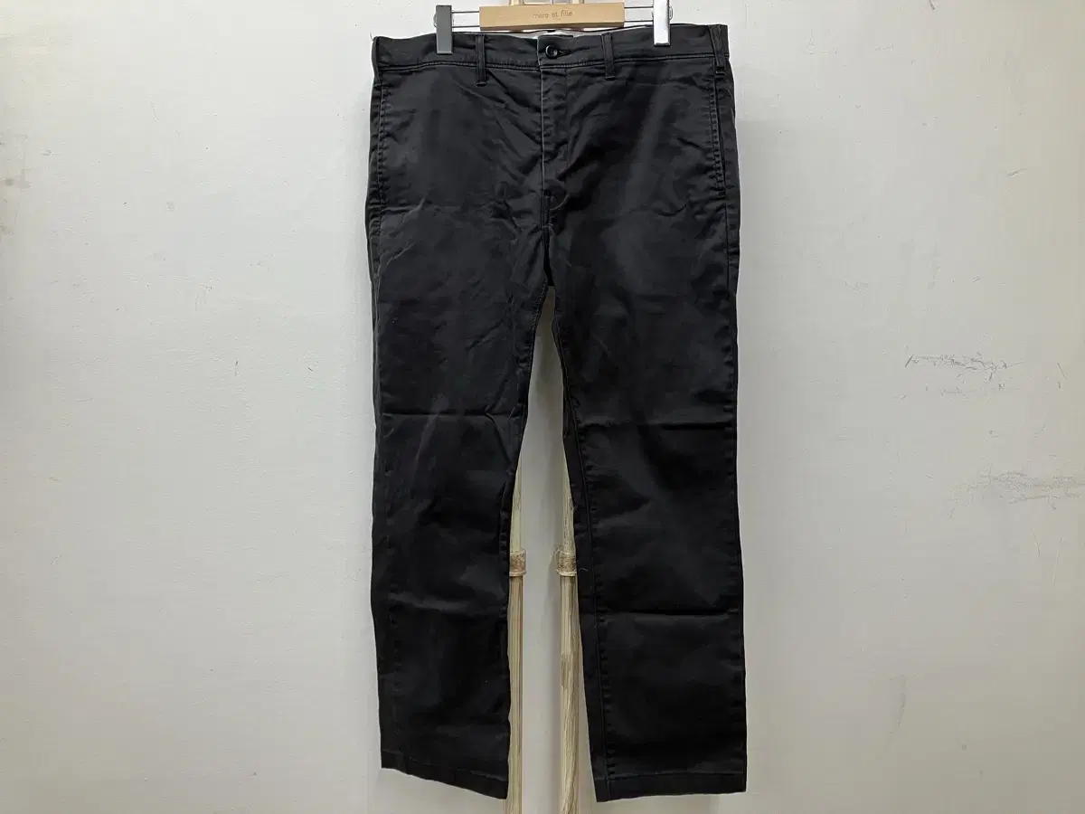 2 Levis pants 32-33