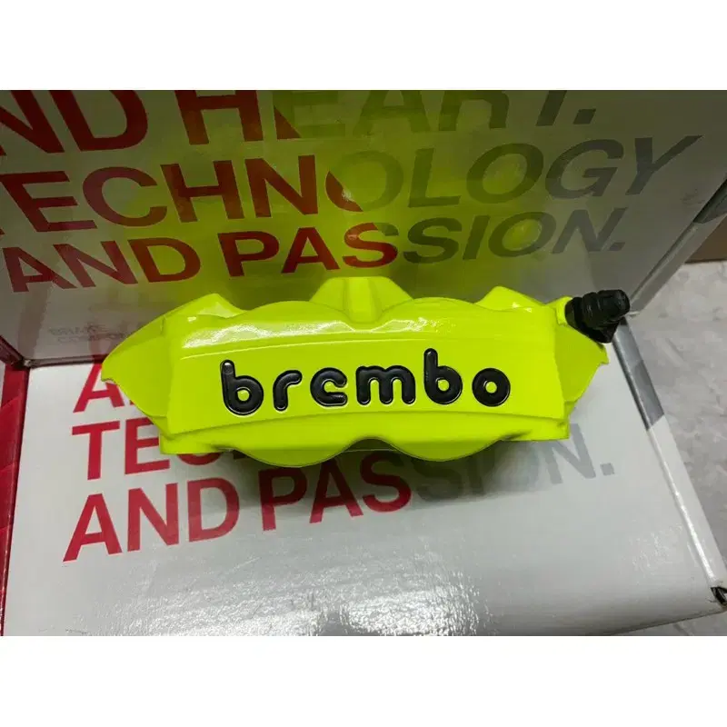 BREMBO 4POT 100mm M4 캘리퍼 라임 우측