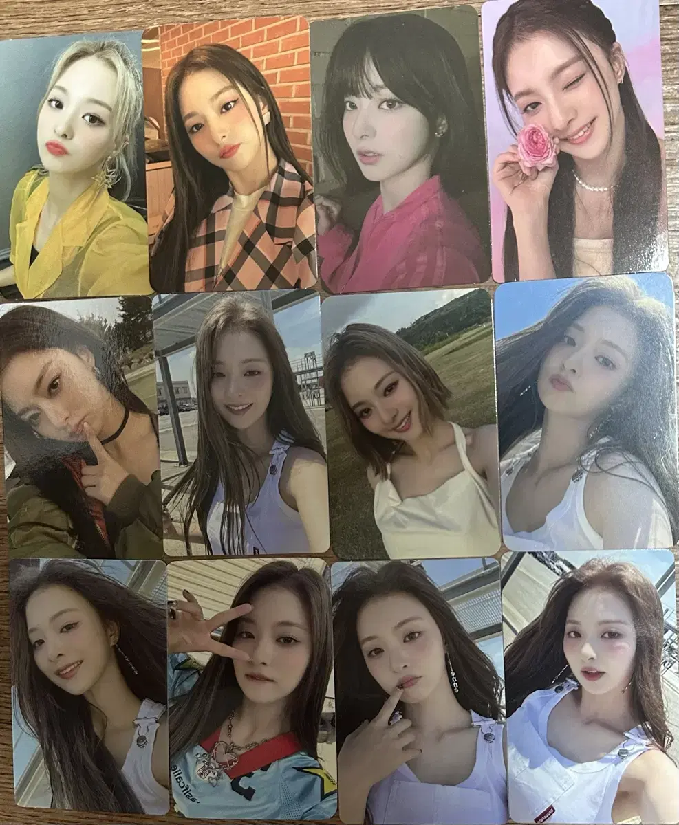 Fromis 9 lee nakyung sells photo cards.