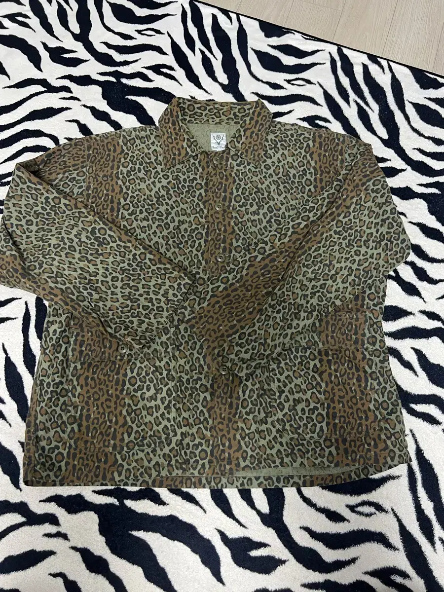 [M] south2 west8 south2 west8 south2 west8 leopard shirt