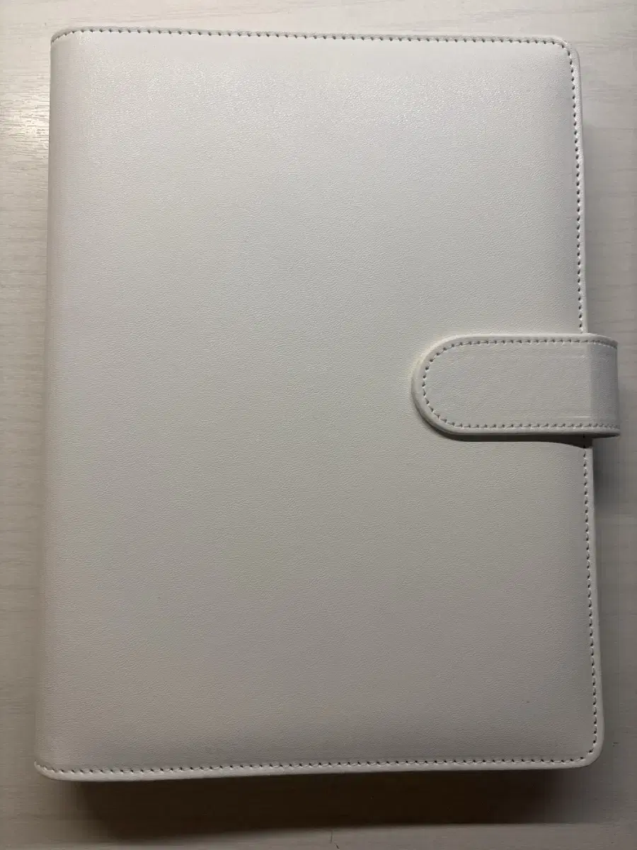 Macarons binder white