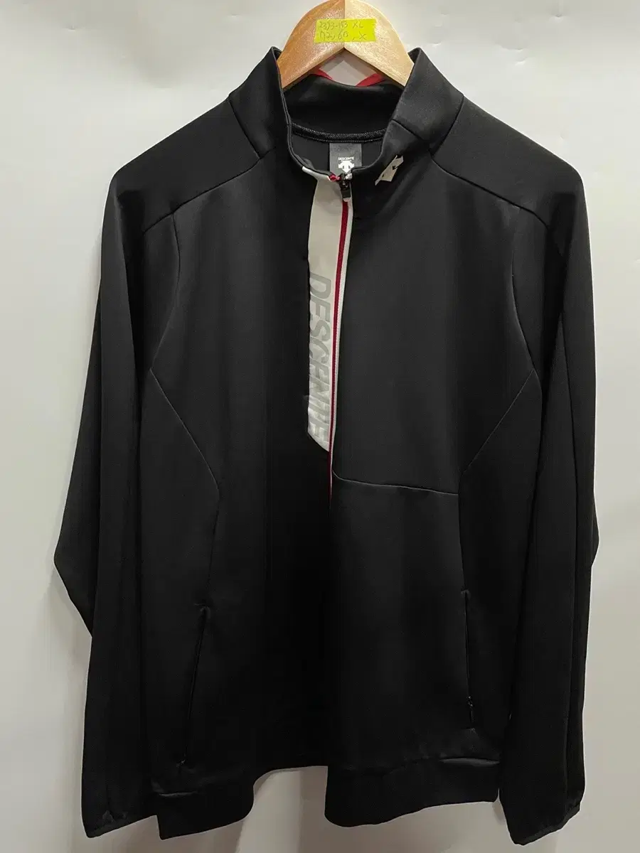 [Genuine/110] Descent Training Black Zip-Up/Jersey