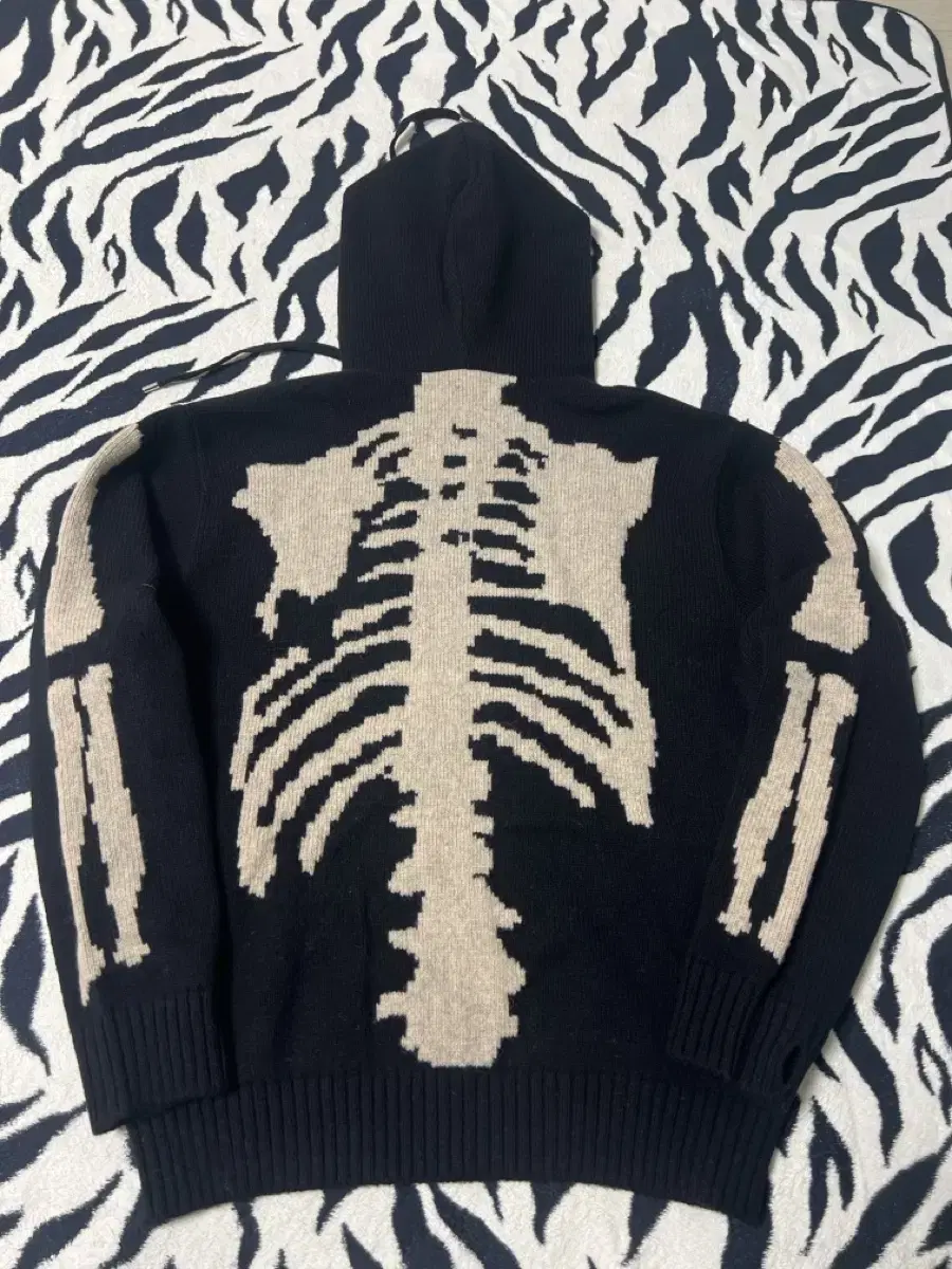 [1,3] Capital Bone Knit Hooded Sweater Black