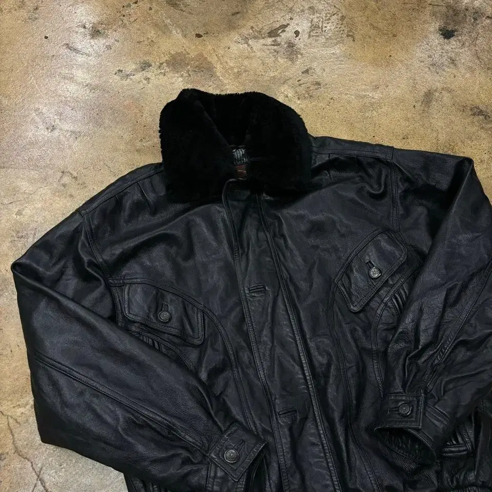 [ 105 ] Vintage sheepskin jacket