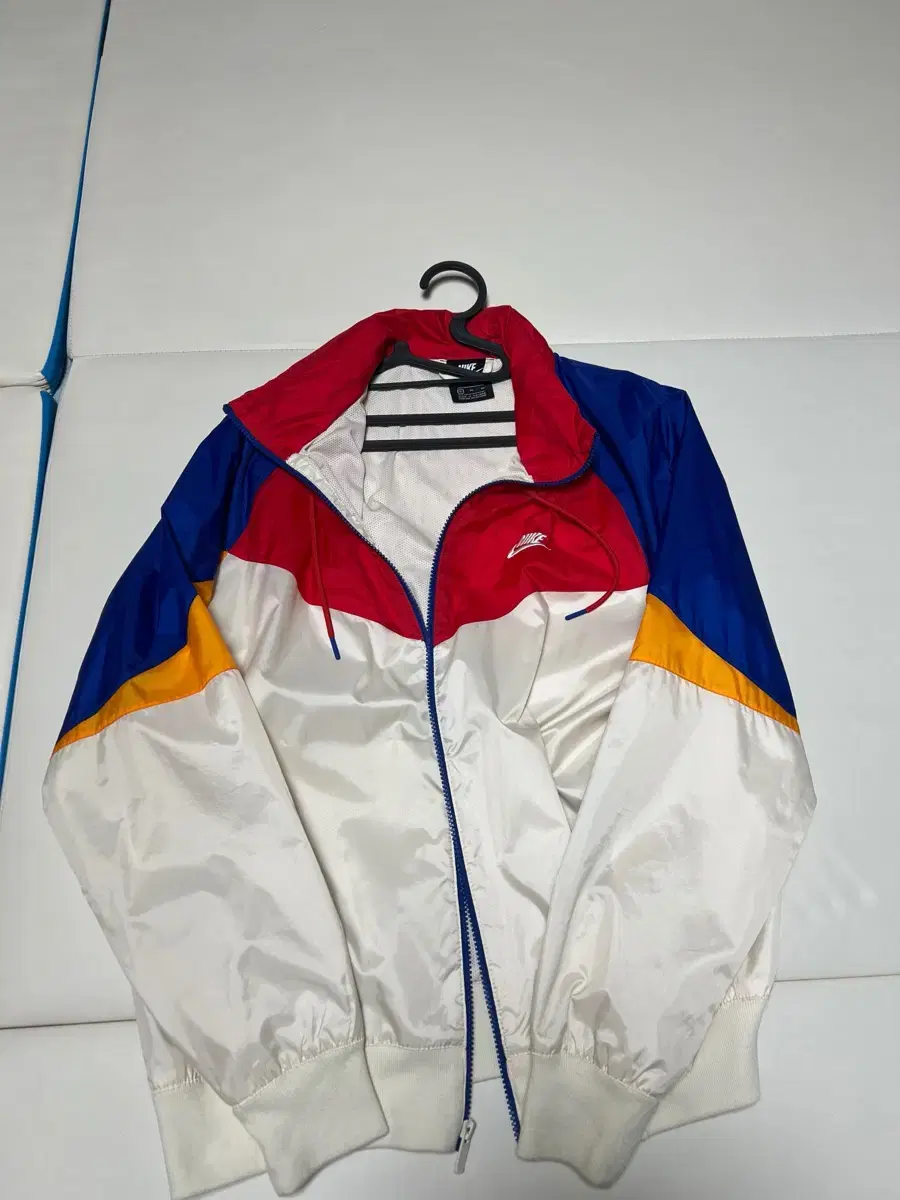 Nike Windbreaker XL sells.