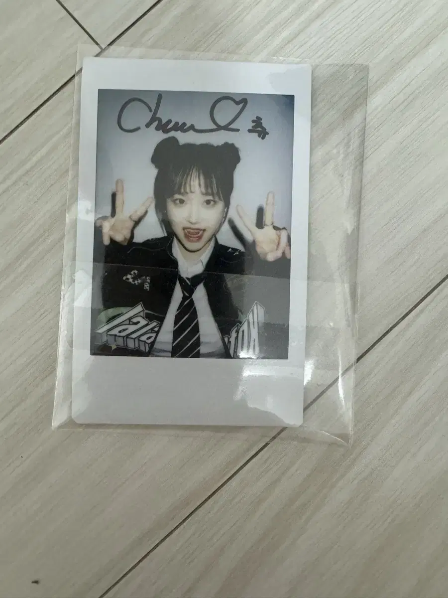 I sell autographed Chuu polaroid 